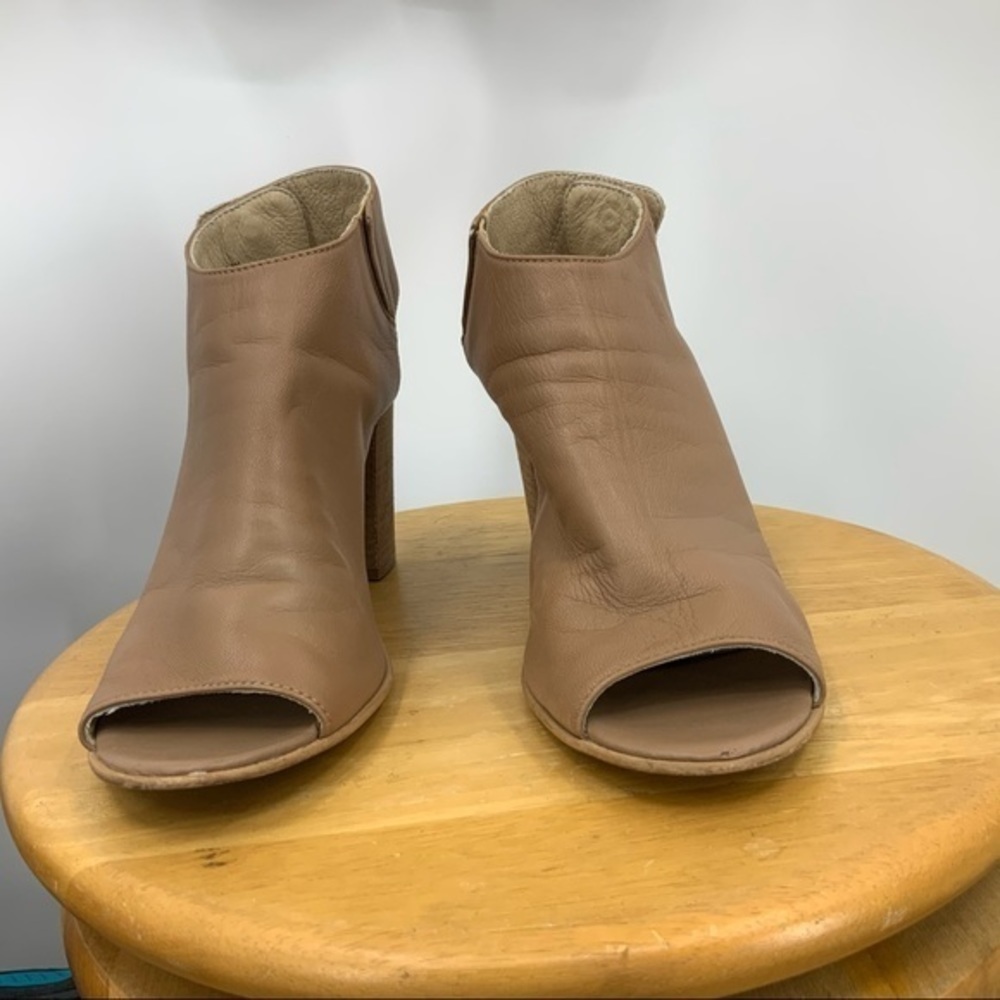 Steve Madden Nonstp Block Heel Open Toed Sandal 8 - image 3